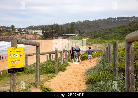 Sydney, Australie. Lundi 13 avril 2020. Avalon Beach à Sydney est ouvert pour le long week-end de Pâques mais les responsables du lundi de Pâques ont fermé la plage, les officiels ont ensuite érigé des panneaux fermés pour la plage en raison de COVID-19. Peu importe que les gens continuent à entrer dans la plage pour l'exercice ou le surf. Crédit Martin Berry/Alay Live News Banque D'Images