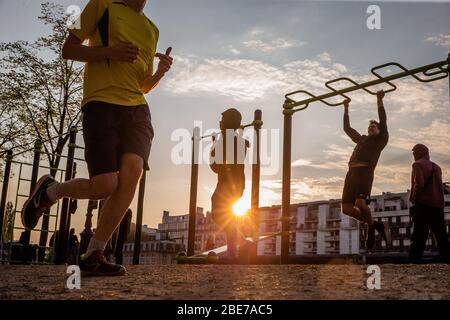 Paris, France. 12 avril 2020. Les gens font des exercices à Paris, France, 12 avril 2020. Les gens sont autorisés à participer à des sports de plein air après 19:00 à Paris pendant un strict verrouillage pour arrêter la propagation de COVID-19. Crédit: Aurelien Morissard/Xinhua/Alay Live News Banque D'Images