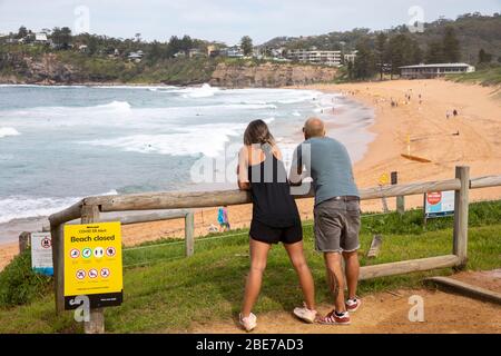 Sydney, Australie. Lundi 13 avril 2020. Avalon Beach à Sydney est ouvert pour le long week-end de Pâques mais les responsables du lundi de Pâques ont fermé la plage, les officiels ont ensuite érigé des panneaux fermés pour la plage en raison de COVID-19. Peu importe que les gens continuent à entrer dans la plage pour l'exercice ou le surf. Crédit Martin Berry/Alay Live News Banque D'Images