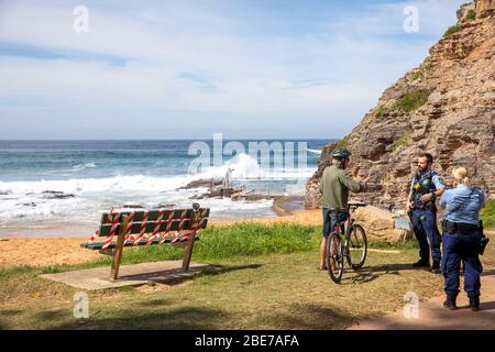 Sydney, Australie. Lundi 13 avril 2020. Avalon Beach à Sydney est ouvert pour le long week-end de Pâques mais les responsables du lundi de Pâques ont fermé la plage, les officiels ont ensuite érigé des panneaux fermés pour la plage en raison de COVID-19. La police a également assisté à la plage et a parlé aux habitants pour leur demander pourquoi ils n'étaient pas à la maison. Avalon Beach a été populaire auprès des habitants et des surfeurs pendant le long week-end. Crédit Martin Berry/Alay Live News Banque D'Images