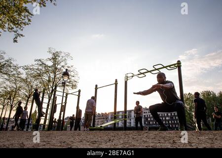 Paris, France. 12 avril 2020. Les gens font des exercices à Paris, France, 12 avril 2020. Les gens sont autorisés à participer à des sports de plein air après 19:00 à Paris pendant un strict verrouillage pour arrêter la propagation de COVID-19. Crédit: Aurelien Morissard/Xinhua/Alay Live News Banque D'Images