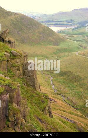 Ruisseau traversant une vallée prise d'un sommet de falaise près de Greenfield dans la région d'Oldham dans le nord de l'Angleterre Banque D'Images