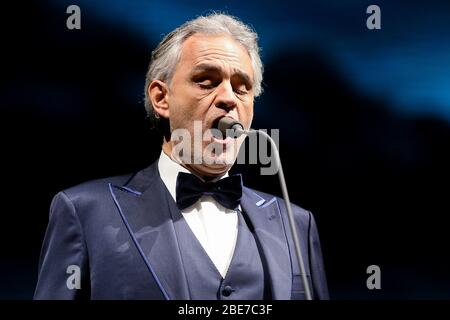 Andrea Bocelli se produit en direct sur scène lors de son concert à l'Ergo Arena de Gdansk Banque D'Images