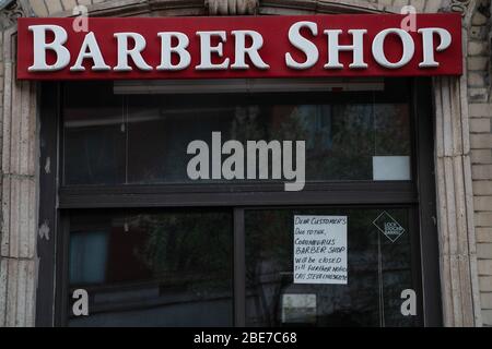 New York City, États-Unis. 12 avril 2020. Vue sur un barbershop fermé à Manhattan pendant la crise du coronavirus. Les États-Unis sont maintenant le pays où les décès de coronavirus les plus confirmés sont survenus dans le monde. Cependant, des États comme New York, l'épicentre des infections dans le pays, ont commencé à aplatir la courbe. Crédit: SOPA Images Limited/Alay Live News Banque D'Images