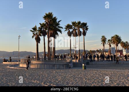 VENISE, CA/USA - 2 DÉCEMBRE 2018 : le célèbre Skatepark de Venise sur la baie de Santa Monica au coucher du soleil Banque D'Images