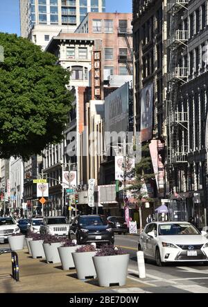 LOS ANGELES, CA/USA - 2 JANVIER 2020: Trafic dans le quartier historique de Broadway Theatre District, partie de la poursuite de retour Broadway Urban Renewal incenti Banque D'Images