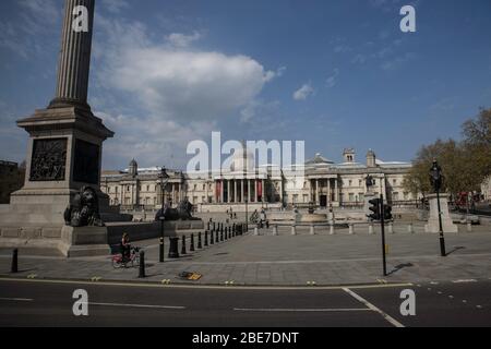 Londres, Royaume-Uni. 11 avril 2020. Une place Trafalgar normalement surpeuplée a été abandonnée pendant le verrouillage en raison de la pandémie de virus corona.Boris Johnson, a annoncé des mesures strictes de verrouillage exhortant les gens à rester à la maison. Environ 78 991 cas ont été confirmés infectés par le coronavirus (COVID-19) et 9 875 décès. Le pays est dans sa cinquième semaine de maintien. Le Ministère britannique de la santé a enregistré un total de 84 279 infections et 10 612 décès depuis le début de l'épidémie. Crédit: SOPA Images Limited/Alay Live News Banque D'Images