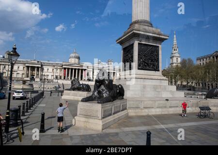 Londres, Royaume-Uni. 11 avril 2020. Une place Trafalgar normalement surpeuplée a été abandonnée pendant le verrouillage en raison de la pandémie de virus corona.Boris Johnson, a annoncé des mesures strictes de verrouillage exhortant les gens à rester à la maison. Environ 78 991 cas ont été confirmés infectés par le coronavirus (COVID-19) et 9 875 décès. Le pays est dans sa cinquième semaine de maintien. Le Ministère britannique de la santé a enregistré un total de 84 279 infections et 10 612 décès depuis le début de l'épidémie. Crédit: SOPA Images Limited/Alay Live News Banque D'Images