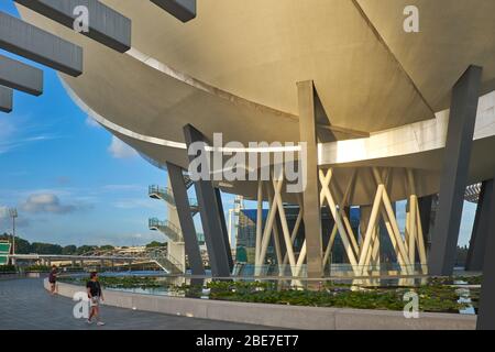 En dehors du futuriste Arts look Museum, à côté des Shoppes at Marina Bay Sands (centre commercial), Marina Bay, Singapour Banque D'Images