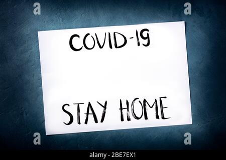 Modèle de conception Covid-19 avec le message de séjour à la maison et un lieu pour le texte, lettrage manuscrit Banque D'Images