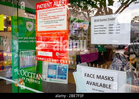 Sydney chimiste COVID-19 alerte patient ne pas entrer si mal et masques de visage à vendre, Australie pendant la pandémie de coronavirus Banque D'Images