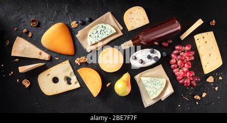 Panorama plat de fromage. De nombreux fromages différents, tirés du dessus sur un fond noir Banque D'Images