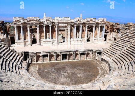 Théâtre dans l'ancien amphithéâtre, Hiérapolis, Pamukkale, Anatolie, Turquie. Site du patrimoine mondial de l'UNESCO Banque D'Images