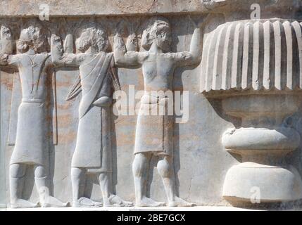 Ancien mur avec bas-relief avec les guerriers assyriens, Persepolis, Iran. Site du patrimoine mondial de l'UNESCO Banque D'Images