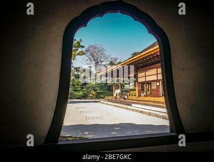 Jardin zen vu par une fenêtre en forme de pétales, Temple Kennin-ji, Higashiyama, Kyoto, Japon Banque D'Images