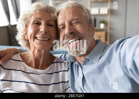 Portrait de la tête un couple senior heureux prenant selfie Banque D'Images