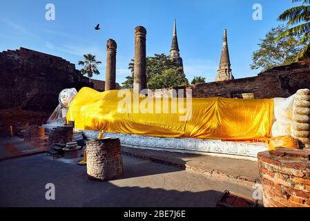 Grande statue de Bouddha couché de Wat Yai Chai Mongkol monastère à Ayuttaya, Thaïlande Banque D'Images