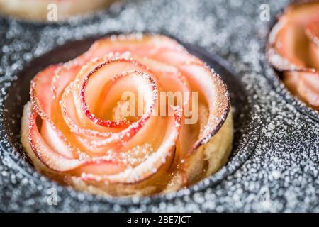 Gâteau aux pommes (dessert cuit aux pommes en forme de roses) Banque D'Images