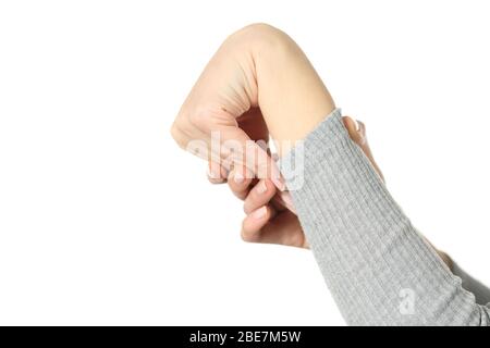 Gros plan sur une femme hypermobile se tordant le poignet de la main isolé sur fond blanc Banque D'Images