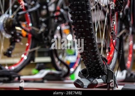 Détail de la bicyclette sur le rack de vélo de toit - image Banque D'Images