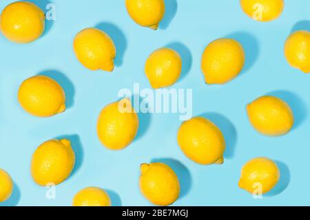 Mise en page créative en citron sur fond vert de couleur menthe. Pose plate. Concept de restauration estivale. Banque D'Images