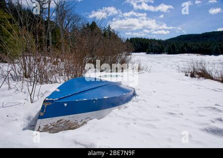 Bateau dans la neige attendant l'été Banque D'Images