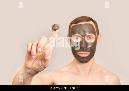 Masque d'argile noire sur le visage de Guy Banque D'Images