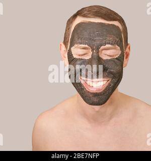 Masque d'argile noire sur le visage de Guy Banque D'Images