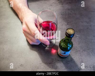 Gros plan sur une main d'homme tenant un verre de Sandeman porto Banque D'Images