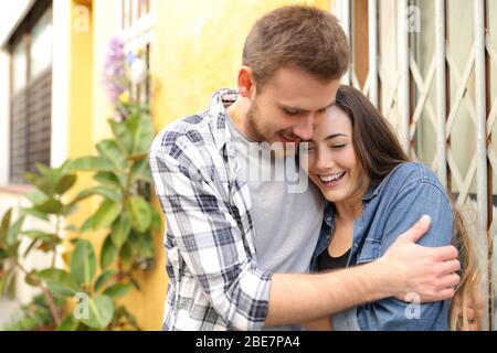 Un jeune couple heureux amoureux qui flirte et embrasse dans la rue Banque D'Images