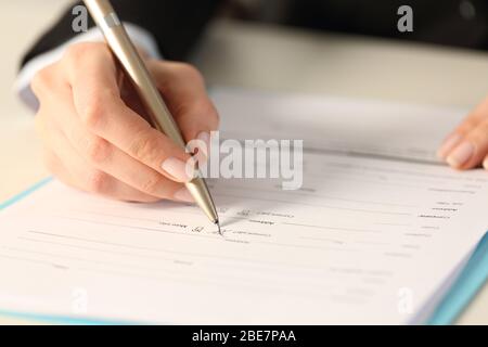 Gros plan sur la main de la femme de direction remplir le formulaire cocher oui case assis sur un bureau Banque D'Images