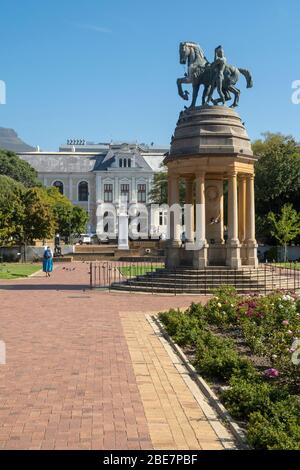 Cape Town - Afrique du Sud - le jardin de la société avec Delville Wood Memorial en premier plan et Iziiko South African Museum derrière Banque D'Images