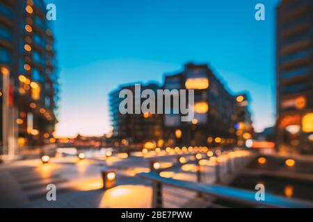 Oslo, Norvège. Nuit Résumé Boke Bokeh Background Effet. Maisons plusieurs étages résidentiel dans quartier Aker Brygge. Soirée d'été. Moderne célèbre Resi Banque D'Images