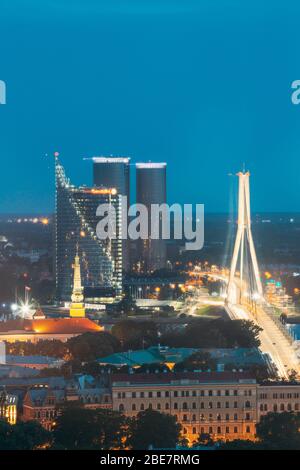 Riga, Lettonie - Juillet 2, 2016 : Vue aérienne de Cityscape In soir d'allumage des feux la nuit. Château, Président Résidence, Swedbank siège, Buildi Banque D'Images