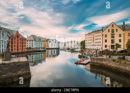 Ålesund, Norvège - 19 juin 2019 : vieilles maisons en bois en alternance Journée d'été. L'architecture Art Nouveau est Patrimoine historique et monument. Banque D'Images