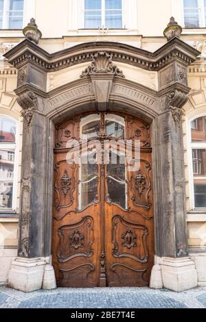 Détail des portes et des sculptures en bois sur le bâtiment du tribunal de district d'Ovogný trh 587/14, Prague, République tchèque. Banque D'Images