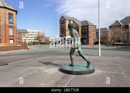 Sculpture de John Hulley, le premier Olympian de Liverpool, par Tom Murphy, Kings Parade, Liverpool Banque D'Images