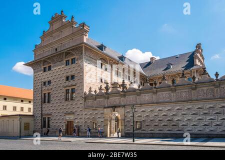 Le palais Schwarzenberg (1545-1563) sur la place du château a un motif sgraffito donnant l'illusion du grès. Prague, République tchèque. Banque D'Images