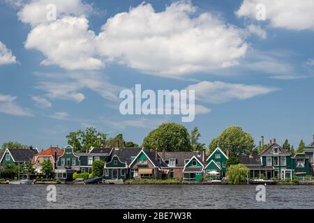 Rangée de maisons avec maisons typiques de campagne sur le canal, Zaandijk, Pays-Bas Banque D'Images