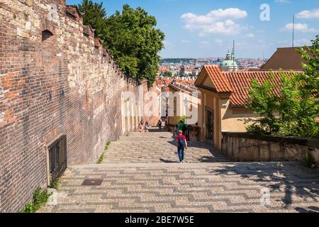 Le Château Stairs ('Zámecké schody') est une route piétonne entre Malá Strana et la rampe du Château sur la place Hradčany, Prague, République tchèque. Banque D'Images