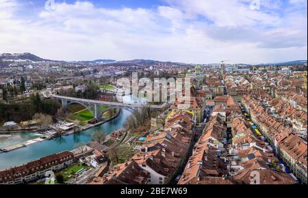 Vue de la cathédrale de Berne aux toits en tuiles rouges des maisons dans le centre historique de la vieille ville et de la rivière Aare, vue sur la ville, Inner City Banque D'Images