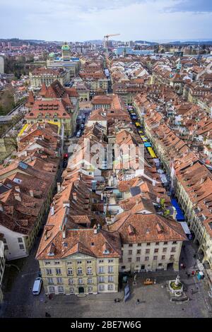 Vue du Minster bernois sur la Muensterplatz et les toits rouges carrelés des maisons dans le centre historique de la vieille ville, vue sur la ville, intérieur Banque D'Images