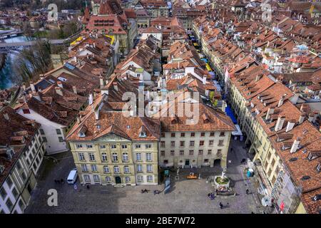 Vue du Minster bernois sur la Muensterplatz et les toits rouges carrelés des maisons dans le centre historique de la vieille ville, vue sur la ville, intérieur Banque D'Images