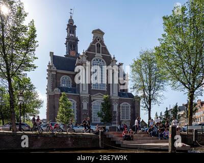 Les gens se rencontrent devant l'église Westerkerk, Amsterdam, Pays-Bas Banque D'Images