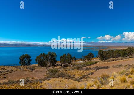 Aymaran Country avec la Cordillera Real et ses 6 000 m de pics, Peninsula Huata, Département la Paz, Bolivie, Amérique latine Banque D'Images