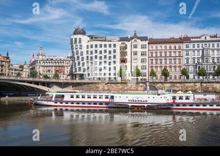 Vue sur l'Embankment de Rašín et la Maison de danse ('Tančící dům') (1996) conçue par Vlado Milunić et Frank Gehry. Prague, République tchèque. Banque D'Images