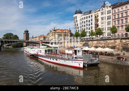 Vue sur l'Embankment de Rašín et la Maison de danse ('Tančící dům') (1996) conçue par Vlado Milunić et Frank Gehry. Prague, République tchèque. Banque D'Images