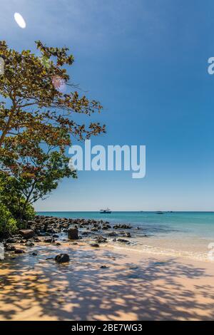 Plage paresseuse sur la magnifique rive de l'océan, Koh Rong Samloem, Cambodge. Banque D'Images