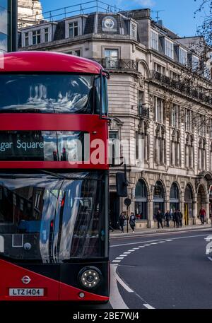 Bus rouge dans les rues de Londres Banque D'Images