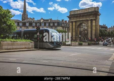 Tramway passant par la porte de Bourgogne, sous le fomous, à Bordeaux, France Banque D'Images